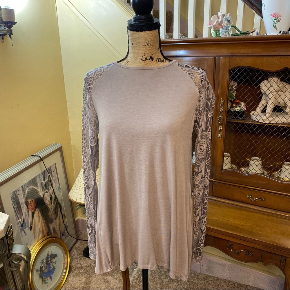 ❤️Giulia NWT Taupe Blouse with Sheer Lace Sleeves.  Size S.